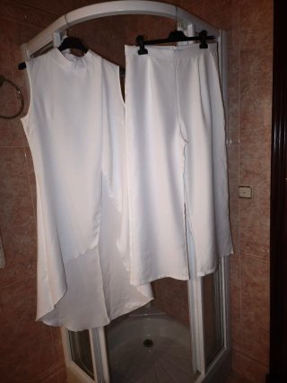Traje pantalón blanco elegante
