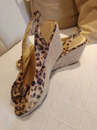 Sandalias cuña estampado animal