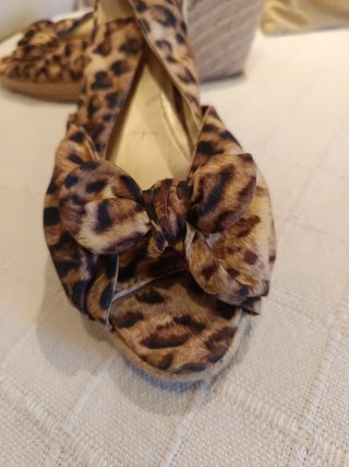 Sandalias cuña estampado animal