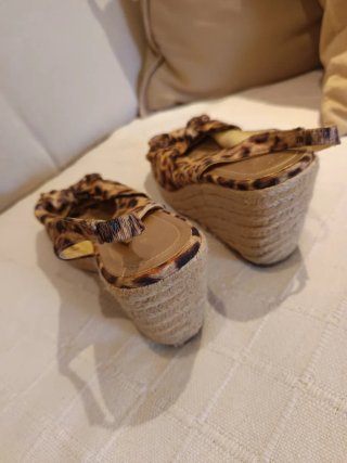 Sandalias cuña estampado animal