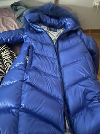Plumas azul con capucha de pelo