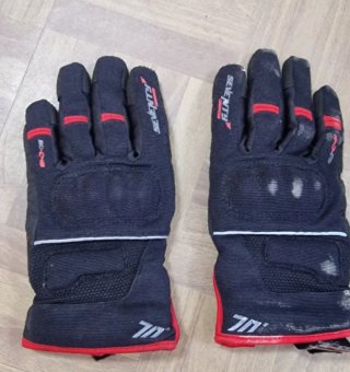 Guantes de moto negros con detalles rojos