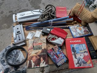 Lotto oggetti vari mercatino misto stock in foto