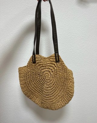 Bolso redondo de mimbre beige y marrón