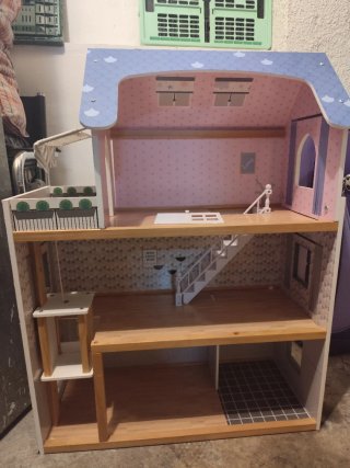 Casita de muñecas con tejado azul