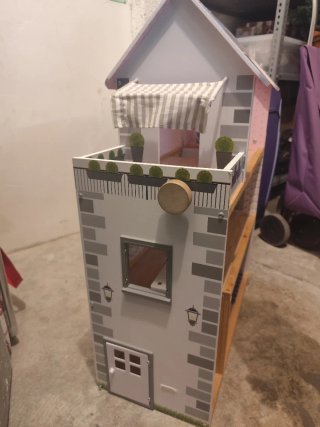 Casita de muñecas con tejado azul