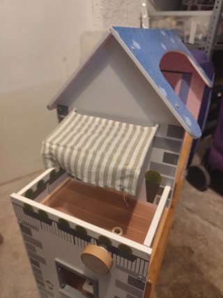 Casita de muñecas con tejado azul