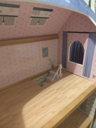 Casita de muñecas con tejado azul