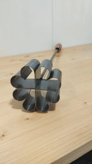 Monde de hojaldre flor metal y madera