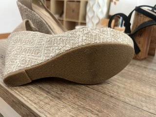 Sandalias de cuña beige y negras.