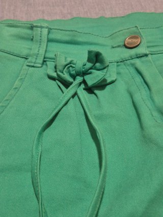 Falda turquesa con lazo lateral. Marca Kickers.