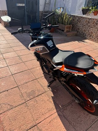KTM Duke 125 Negra y Naranja