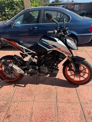 KTM Duke 125 Negra y Naranja