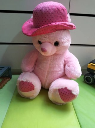 Oso de peluche rosa con sombrero