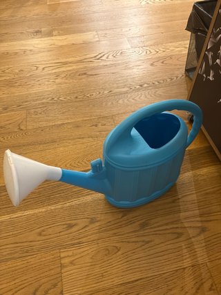 Regadera azul para plantas