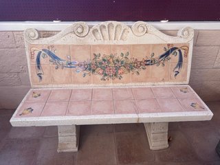 Banco de piedra natural con azulejos decorados