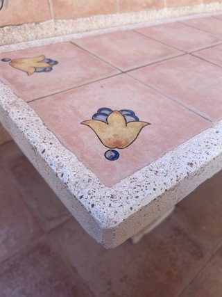 Banco de piedra natural con azulejos decorados