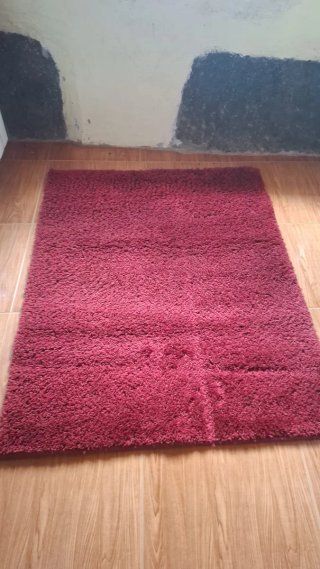 Alfombra de pelo granate. Retiene suciedad fondo.
