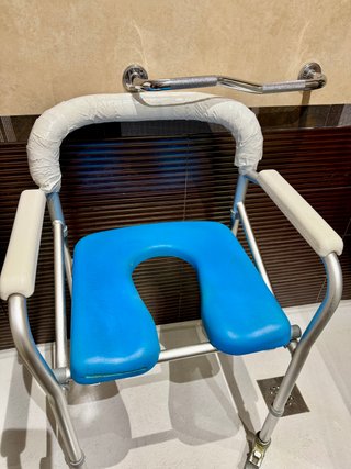 Silla de ducha WC azul y plateada