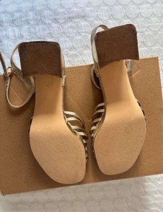 Sandalias doradas elegantes