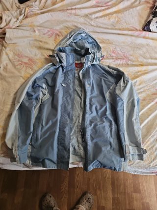 Chubasquero azul y gris con capucha