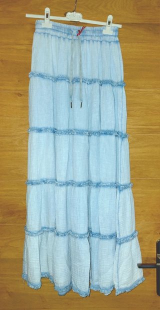 Falda larga azul con volantes
