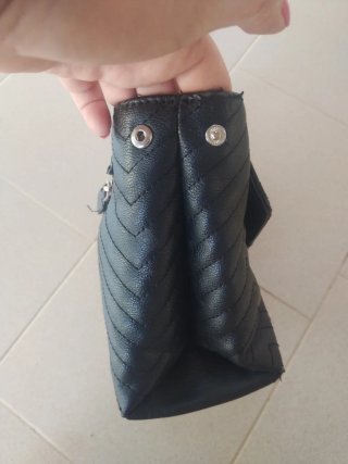 Borsa Guess nera con borchie