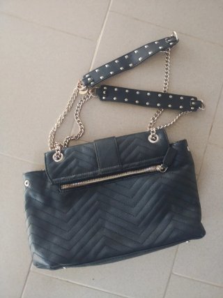 Borsa Guess nera con borchie