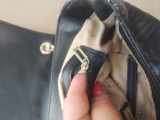 Borsa Guess nera con borchie