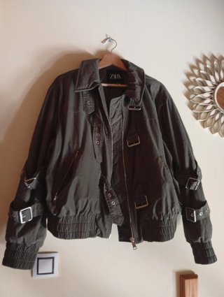 Cazadora Zara hebillas verde militar