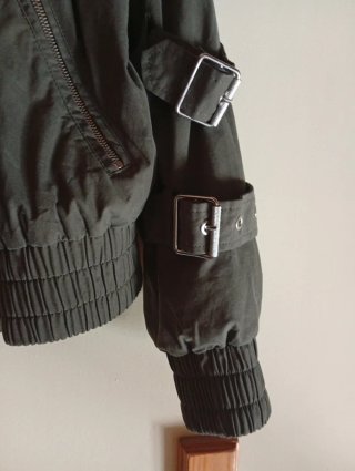 Cazadora Zara hebillas verde militar