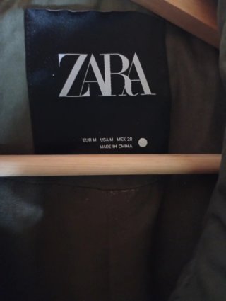 Cazadora Zara hebillas verde militar