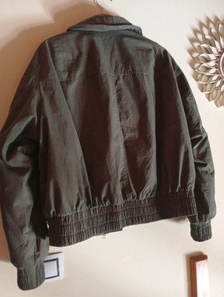Cazadora Zara hebillas verde militar