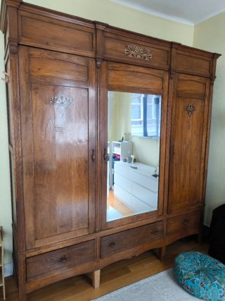 Armario antiguo de madera