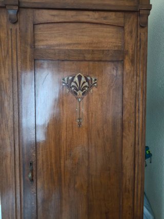 Armario antiguo de madera