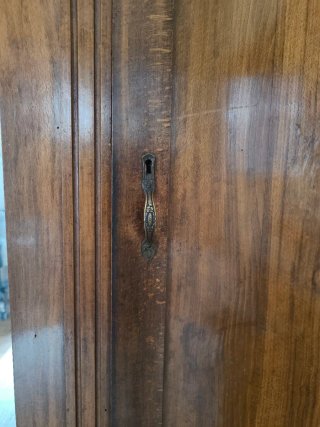 Armario antiguo de madera