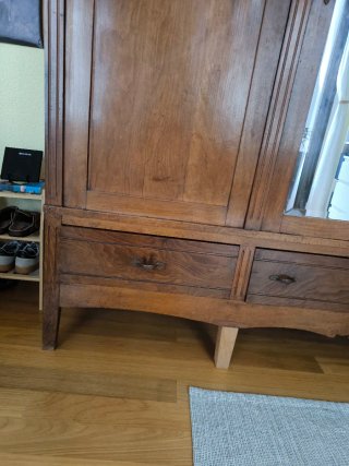 Armario antiguo de madera