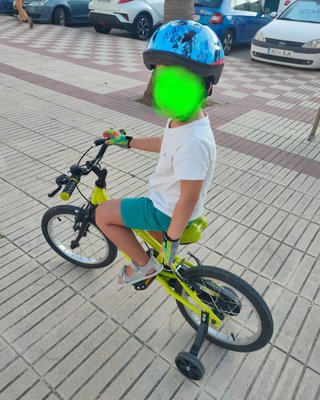 Bicicleta infantil amarilla con ruedines