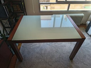 Mesa de comedor de madera y cristal