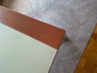 Mesa de comedor de madera y cristal