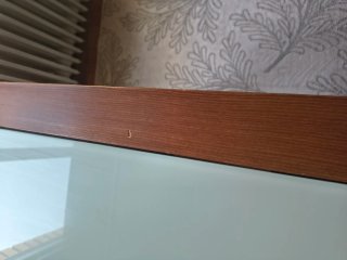 Mesa de comedor de madera y cristal