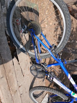 Bicicleta azul de montaña