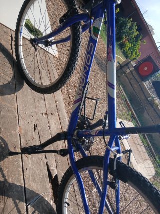 Bicicleta azul de montaña