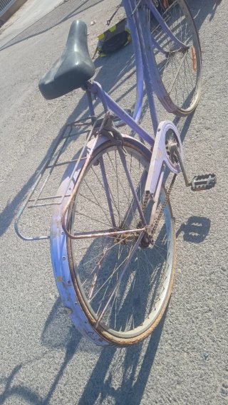 Bicicleta morada con cesta