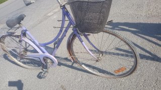 Bicicleta morada con cesta