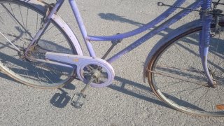 Bicicleta morada con cesta