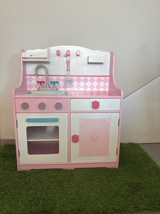 Cocinita de madera rosa para niños