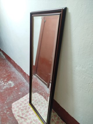 Espejo de madera con marco dorado