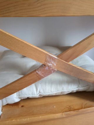 Sillas altas de madera y tela beige