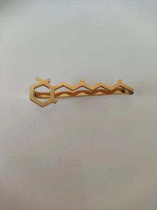 Pinza pisacorbata bañada en oro
